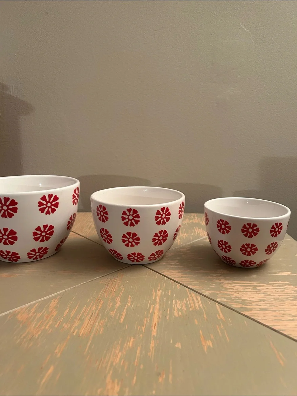 Vintage 90s/00s White Ceramic Nesting Bowls with Red Snowflake Motif - Set of 3